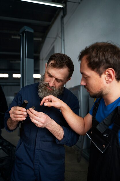 Mobile mechanic conducting consultation for client in Houston